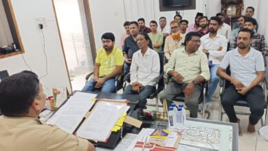 ब्लेक फ़िल्म लगे वाहनों एवं अनाधिकृत नेम प्लेट एवं पदनाम लिखे वाहन चालकों मालिको को सख्त चेतावनी