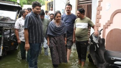 भारी बारिश के हालात का जायजा लेने निकले    महापौर और आयुक्त, घरों में जलभराव की समस्या काराया दूर 