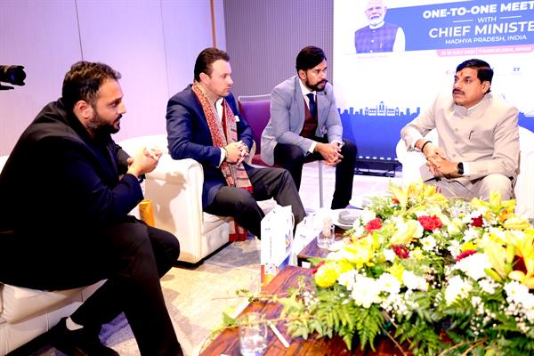 मुख्यमंत्री की वन-टू-वन बैठकों से खुले वैश्विक निवेश के नए द्वार, टेक्नोलॉजी, टेक्सटाइल से लेकर औद्योगिक ट्रांसफॉर्मेशन पर निवेश वार्ता