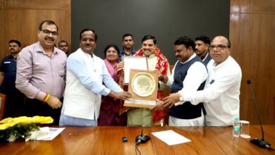 बदलते दौर का उज्जैन विश्व में छोड़ेगा अनूठी छाप, मुख्यमंत्री को सौंपी गई स्वच्छता अवार्ड की ट्राफी