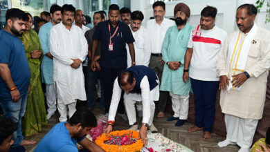 मुख्यमंत्री श्री विष्णु देव साय ने स्वर्गीय श्री निखिल कश्यप को दी श्रद्धांजलि, शोक संतप्त परिजनों से की मुलाकात मुख्यमंत्री श्री विष्णु देव साय ने स्वर्गीय श्री निखिल कश्यप को दी श्रद्धांजलि, शोक संतप्त परिजनों से की मुलाकात