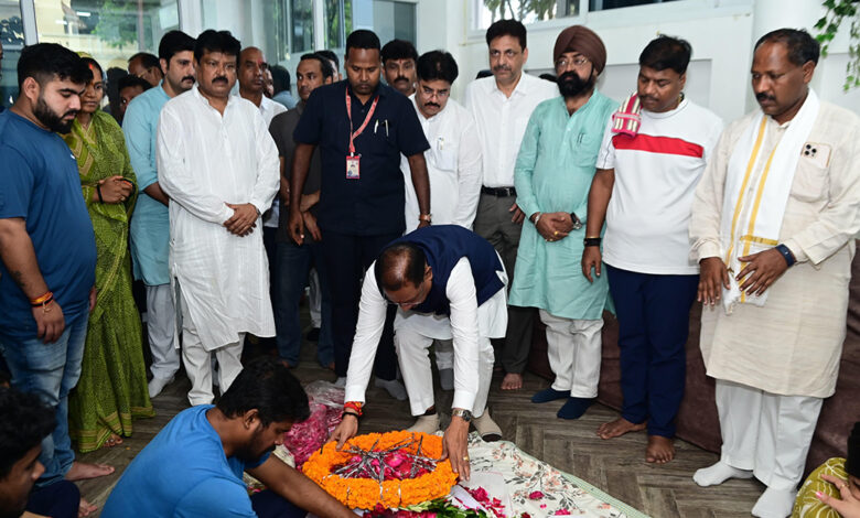 मुख्यमंत्री श्री विष्णु देव साय ने स्वर्गीय श्री निखिल कश्यप को दी श्रद्धांजलि, शोक संतप्त परिजनों से की मुलाकात