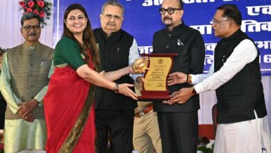 राज्यपाल ने उत्कृष्ट विधायक के रूप में भावना बोहरा और लखेश्वर बघेल को किया सम्मानित