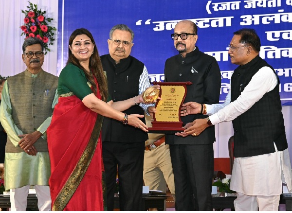 राज्यपाल ने उत्कृष्ट विधायक के रूप में भावना बोहरा और लखेश्वर बघेल को किया सम्मानित