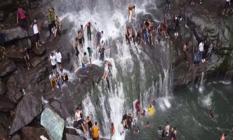 चिंगरापगार झरना में बढ़ी पर्यटकों की संख्या, आकर्षण का केंद्र