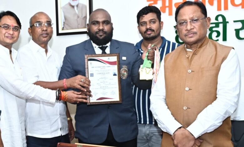 छत्तीसगढ़ के प्रेम राजन रौतिया ने इंटरनेशनल पावरलिफ्टिंग में दिलाया स्वर्ण पदक, मुख्यमंत्री साय से की मुलाकात