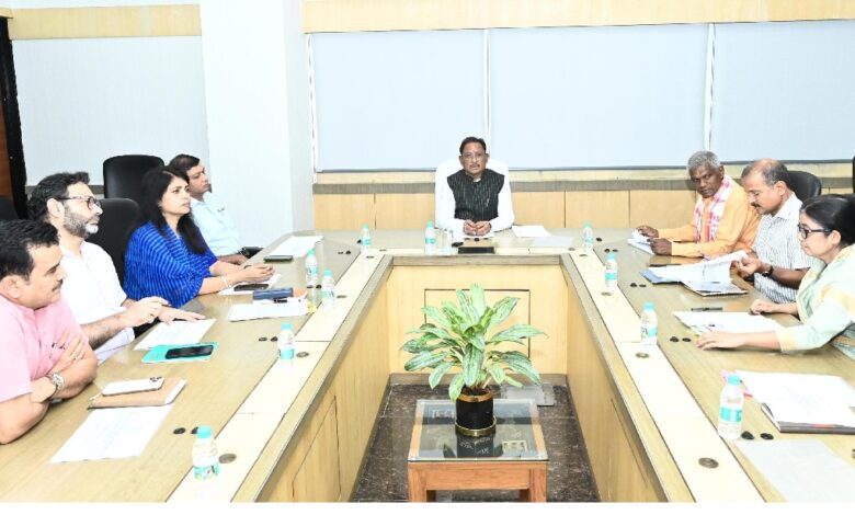 मुख्यमंत्री साय ने कहा-सड़कों पर विचरण करने वाले निराश्रित पशुओं की प्रभावी रोकथाम सुनिश्चित करें