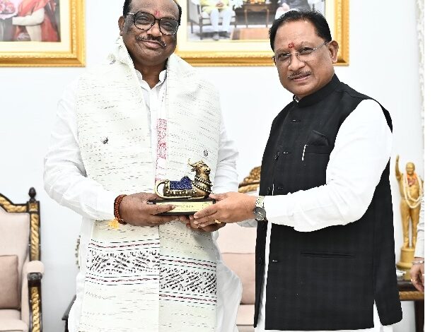 मुख्यमंत्री साय से केंद्रीय मंत्री दुर्गा दास उइके ने की मुलाकात मुख्यमंत्री साय से केंद्रीय मंत्री दुर्गा दास उइके ने की मुलाकात