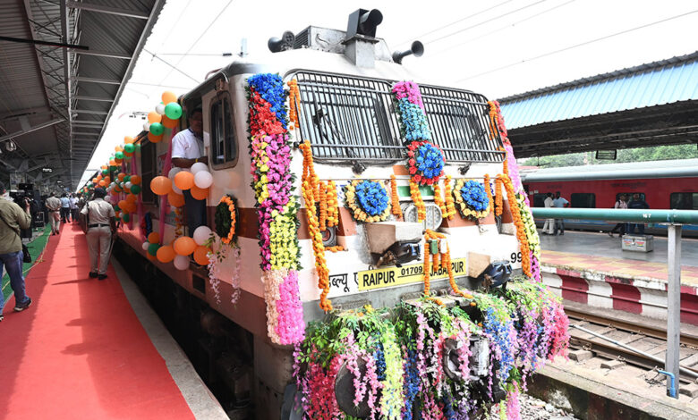प्रधानमंत्री की विशेष पहल से बस्तर समेत प्रदेश भर में रेल सेवाओं का बढ़ा दायरा : मुख्यमंत्री श्री साय प्रधानमंत्री की विशेष पहल से बस्तर समेत प्रदेश भर में रेल सेवाओं का बढ़ा दायरा : मुख्यमंत्री श्री साय