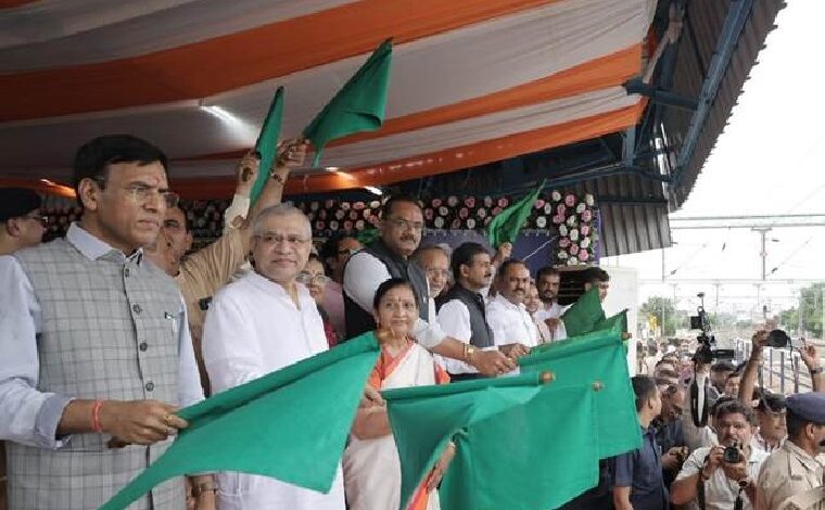 रेल मंत्री ने भावनगर और अयोध्या के बीच साप्ताहिक ट्रेन को दिखाई हरी झंडी